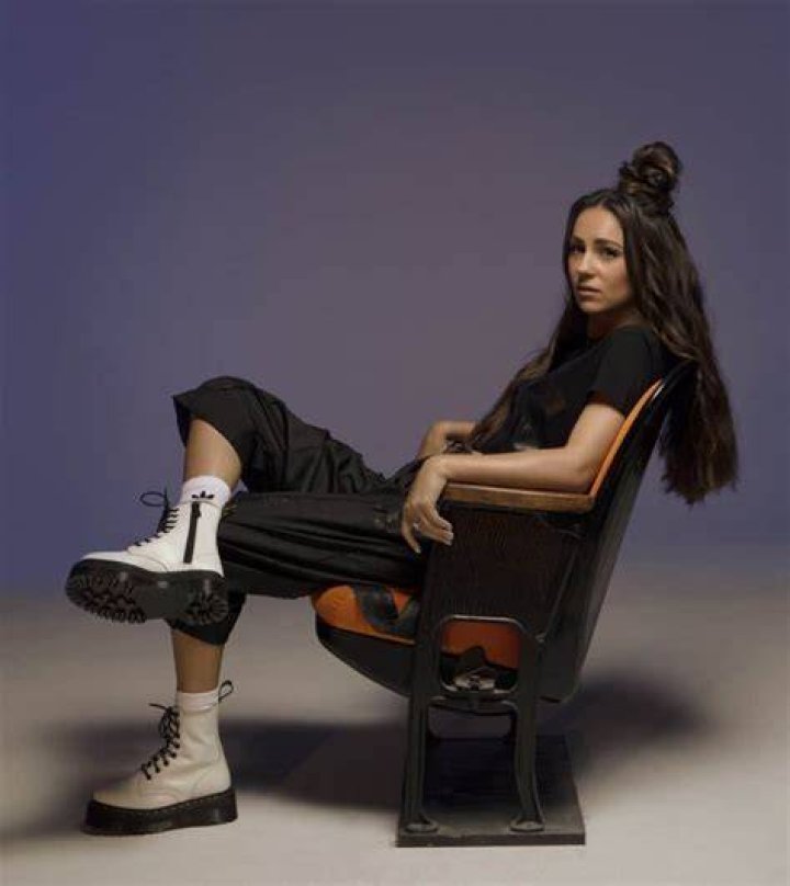 Interview Amy Shark's Spirited "Everybody Rise" Is a Rousing Anthem