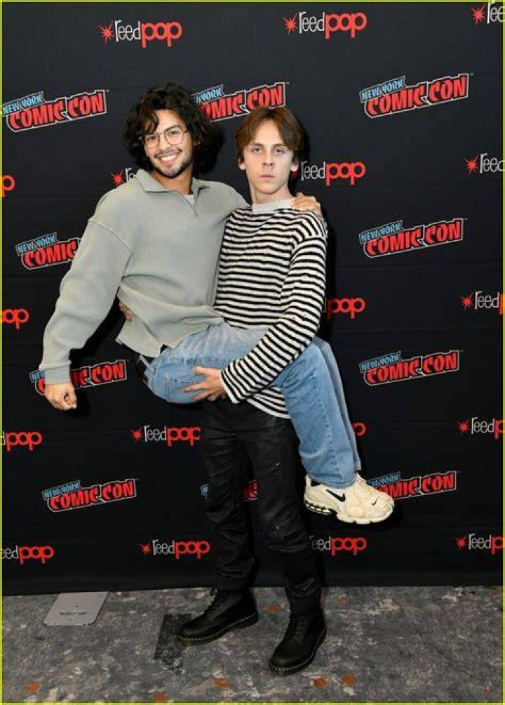 Jacob Bertrand Gives Xolo Maridue&ntilde;a a Lift at New York Comic Con